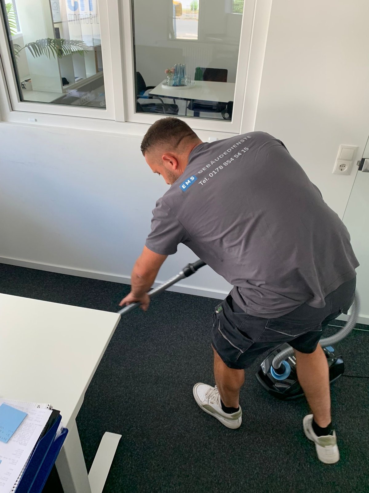 EMS-Mitarbeiter bei der Büroreinigung