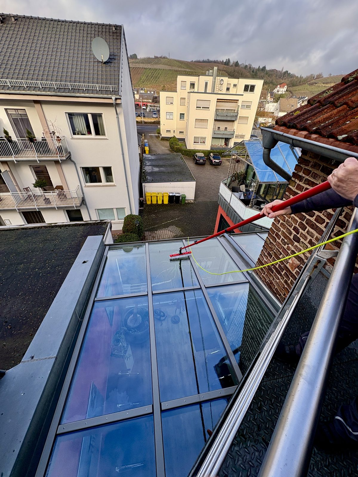 EMS reinigt das Glasdach eines Wintergartens mit Teleskop-Abzieher