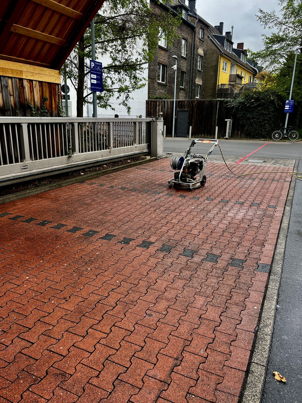 Strahlend saubere rote Pflasterfläche nach der Reinigung durch EMS
