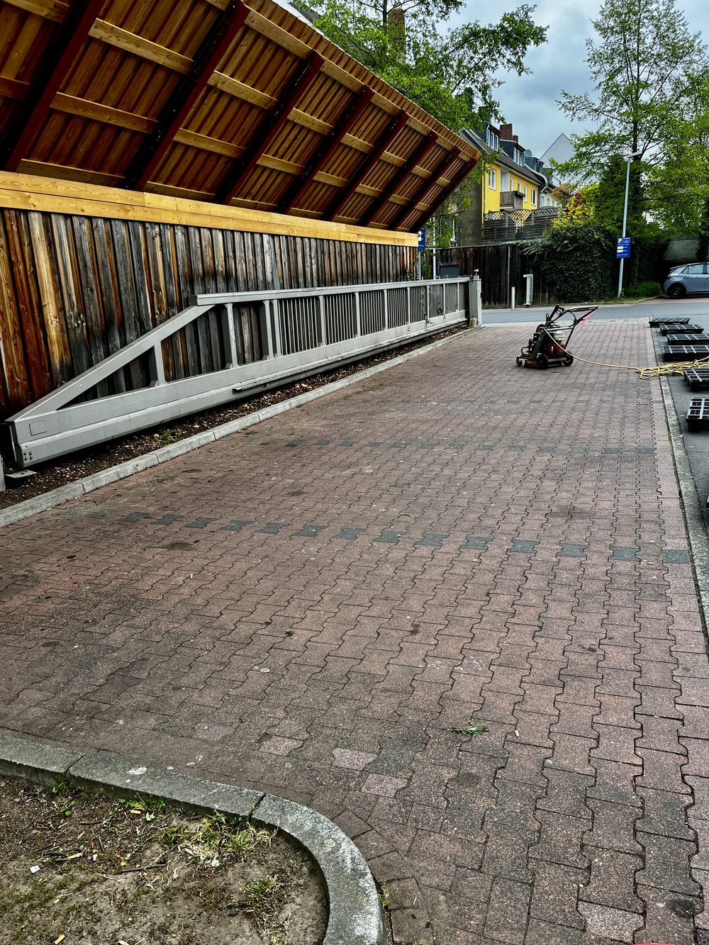 Verschmutzte Pflasterfläche vor der Reinigung durch EMS