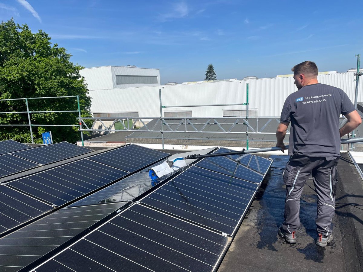 EMS-Mitarbeiter bei der Reinigung einer Photovoltaikanlage