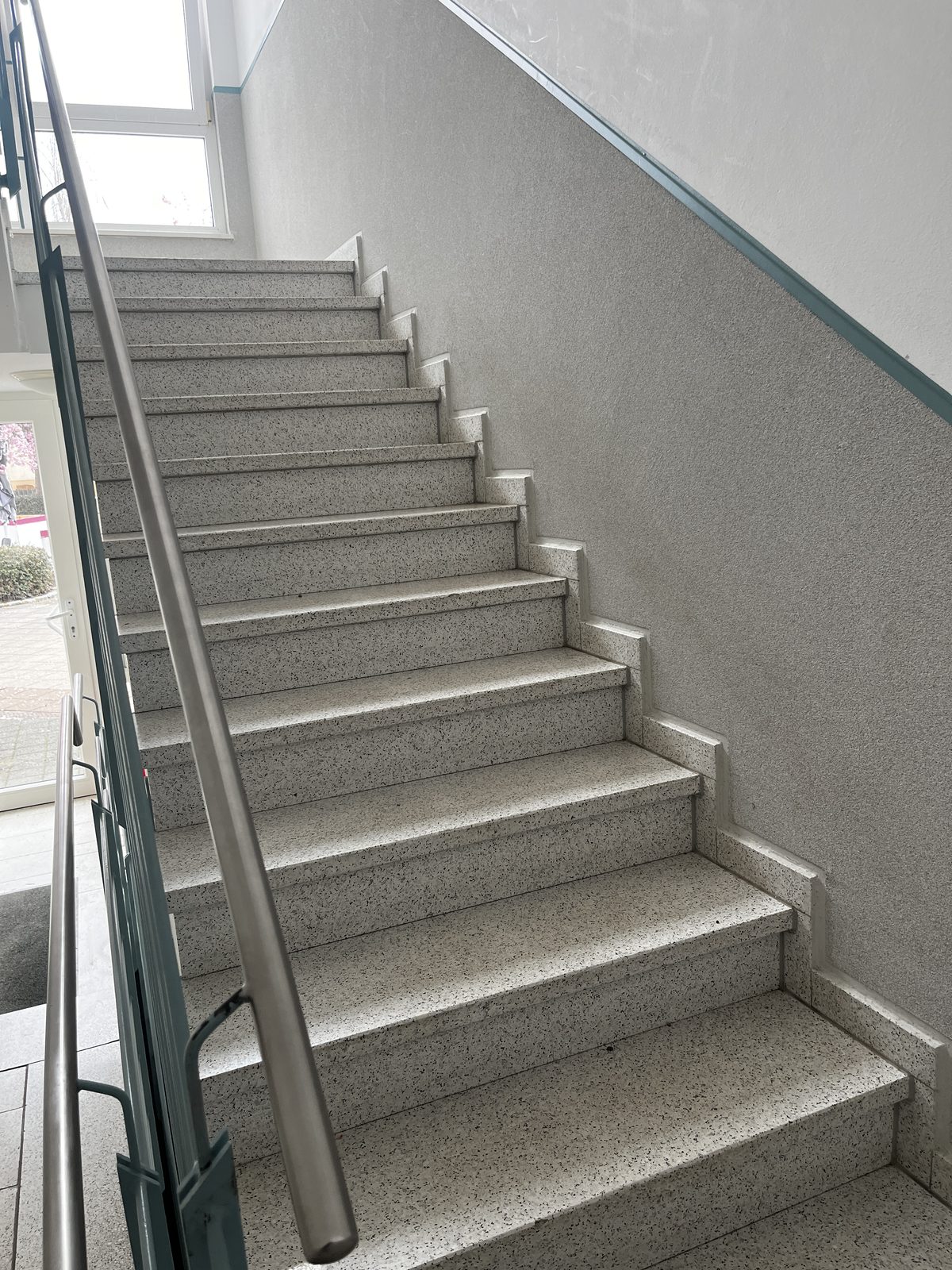 Sauber gereinigtes Treppenhaus in einem Mehrfamilienhaus