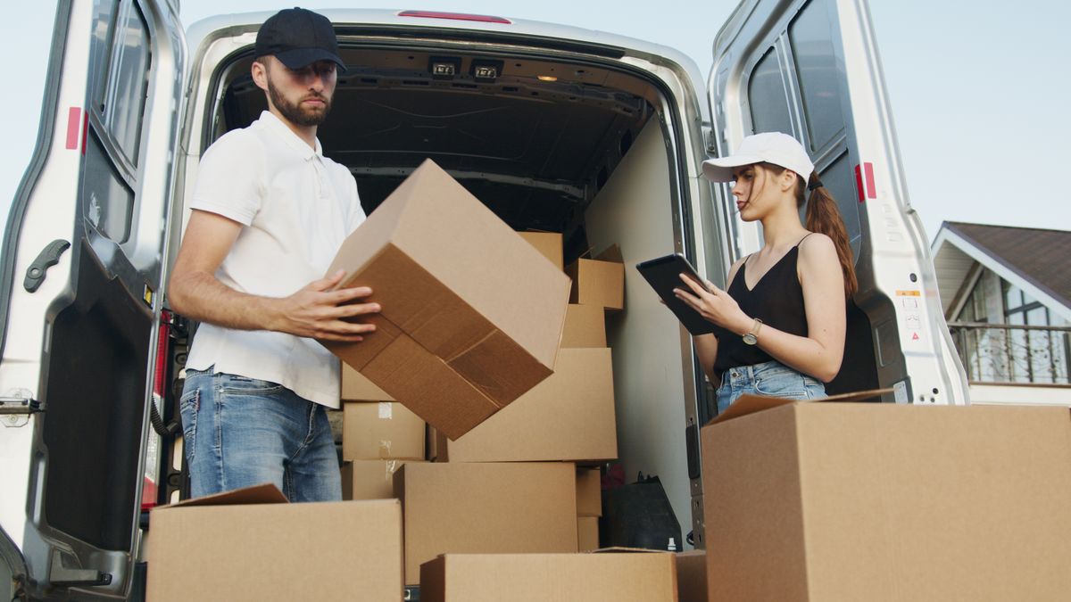 Umzugskartons werden für eine Haushaltsauflösung gepackt