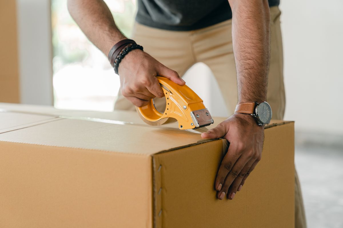 Umzugskartons werden für eine Haushaltsauflösung gepackt